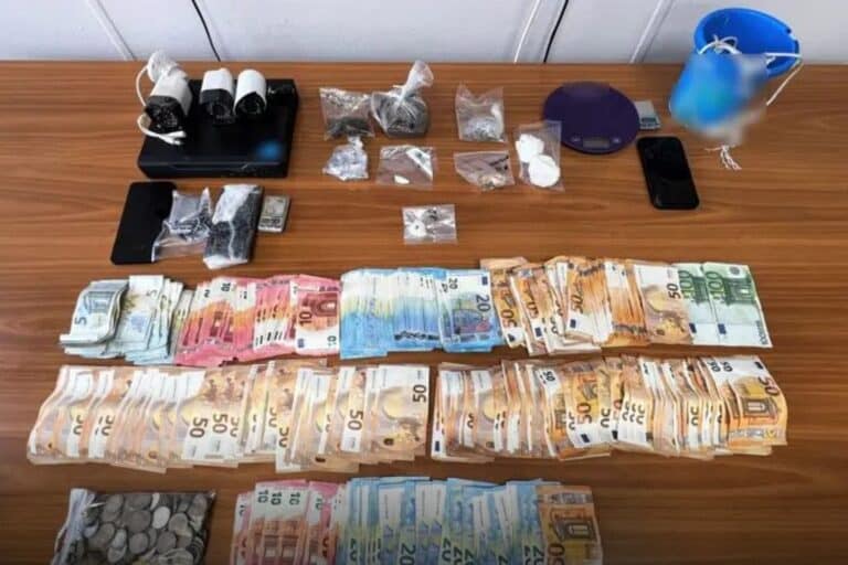 Αττική: Συνελήφθησαν πέντε άτομα για κατοχή και διακίνηση ναρκωτικών (βίντεο)