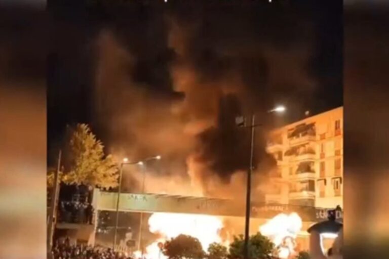 Νέος Κόσμος: Βόμβες μολότοφ, εκρήξεις και συλλήψεις έξω από τον ναό της Αναλήψεως στην οδό Λαγουμιτζή (βίντεο)