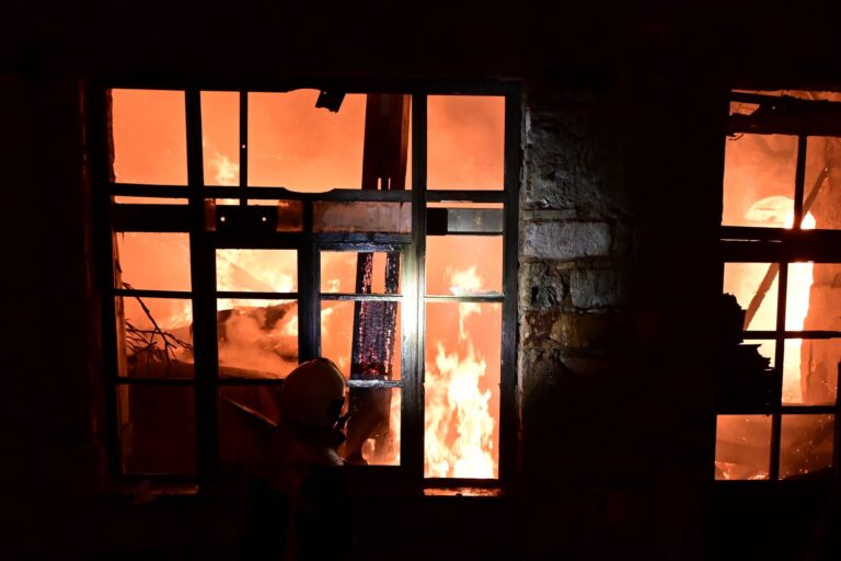 Μεγάλη μάχη με τις φλόγες στα Πατήσια: Εκκενώθηκαν πολυκατοικίες, υδροφόρα στο σημείο (εικόνες & βίντεο)