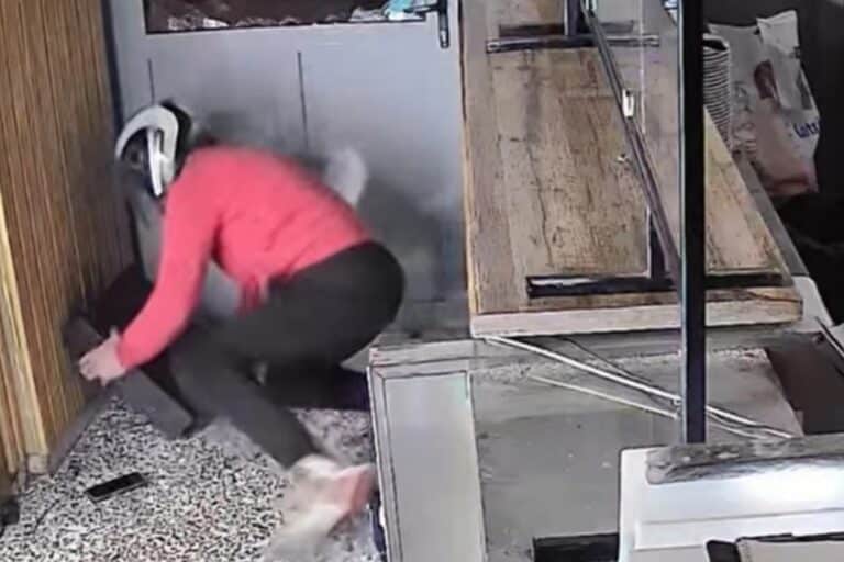 «Γκαφατζής» διαρρήκτης στη Ρόδο: «Μπούκαρε» σε ψητοπωλείο, άρπαξε άδεια ταμειακή, «έφαγε» τούμπα και του έπεσε το κινητό (βίντεο)