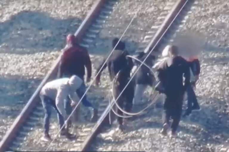 Θήβα: Νέο πλιάτσικο από συμμορίες Ρομά στις σιδηροδρομικές γραμμές – Κλέβουν ράγες και καλώδια (βίντεο)