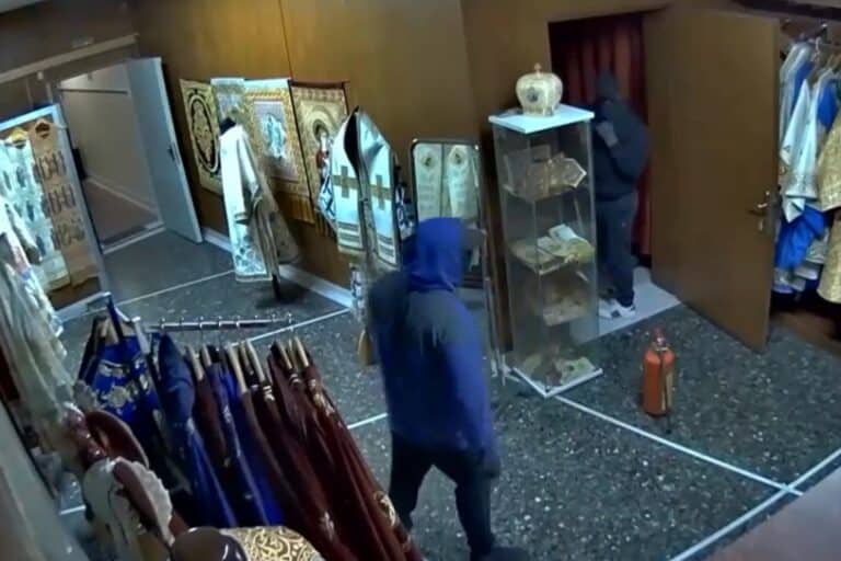 Θεσσαλονίκη: Η στιγμή της εισβολής διαρρηκτών σε βιοτεχνία με εκκλησιαστικά ενδύματα (βίντεο)
