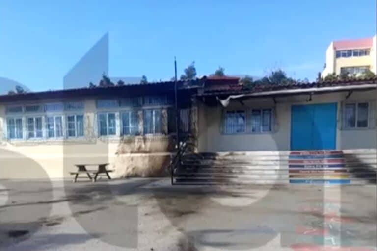 Μενίδι: Άγνωστοι ήθελαν να κάψουν δημοτικό σχολείο – Πέταξαν βόμβες μολότοφ και μπιτόνια με βενζίνη