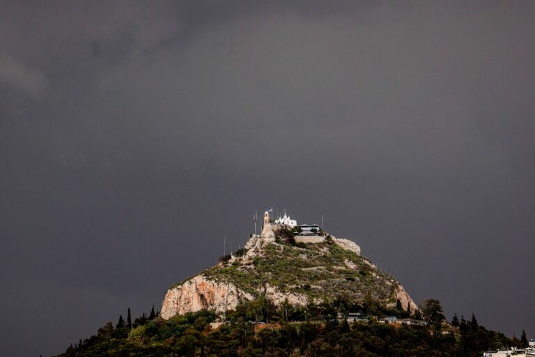 Καιρός: Πάνω από 4.000 κεραυνοί το Σάββατο (26/4) – Πού έπεσε η περισσότερη βροχή