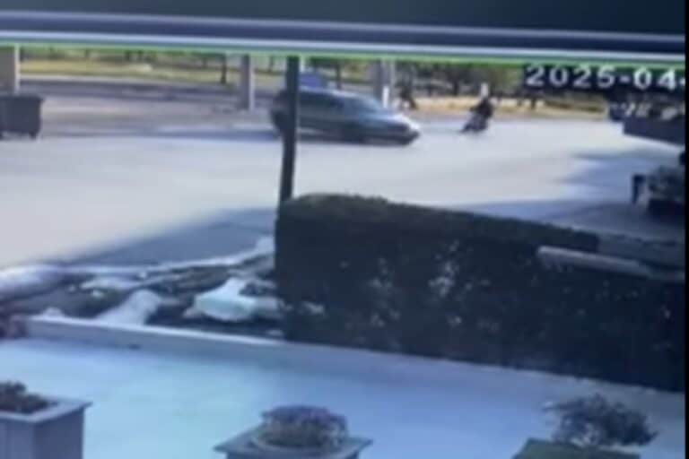 Αχαΐα: Ασυνείδητος οδηγός στα Σαγαίικα έριξε στον δρόμο επιβάτες δικύκλου και εγκατέλειψε το σημείο (βίντεο)