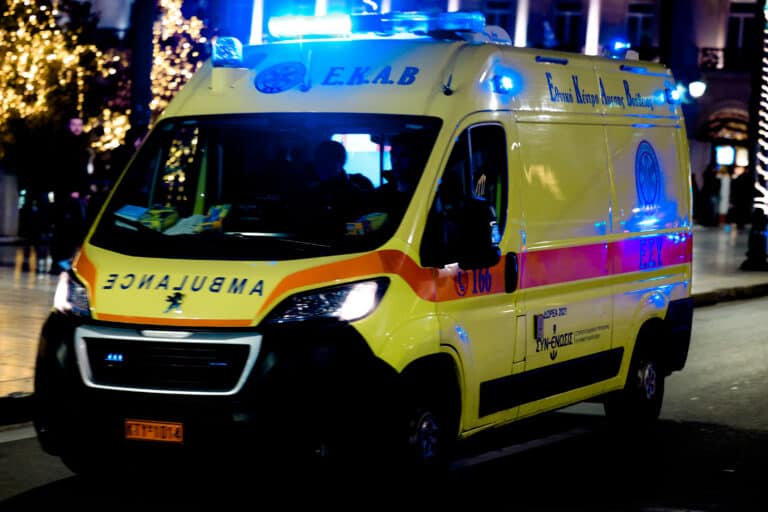 Σοβαρό ατύχημα στον Κεραμεικό: 44χρονος έπεσε από τον 4ο όροφο και κατέληξε σε πλάτωμα