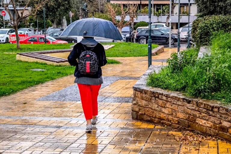Ισχυρές βροχές και καταιγίδες μέχρι απόψε το βράδυ σε 10 περιοχές – Τι πρέπει να προσέξουν οι πολίτες