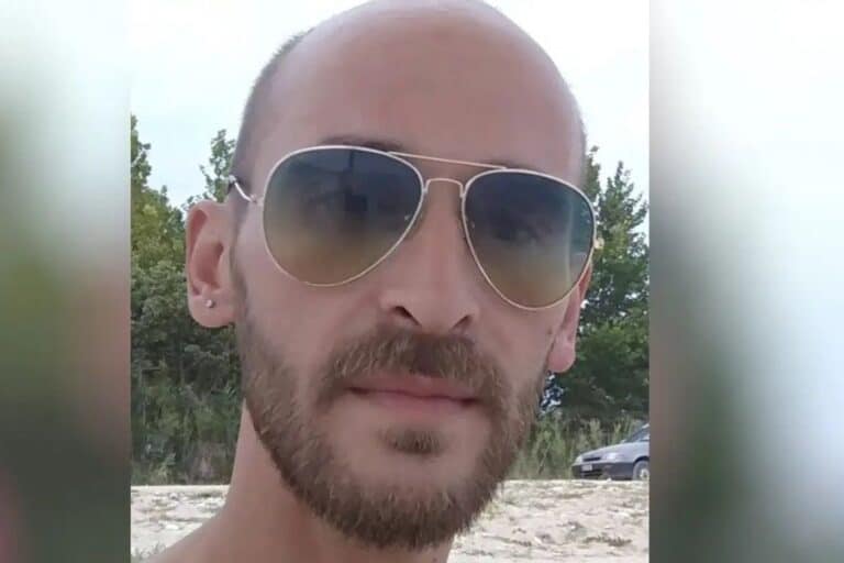 Κερατσίνι: Θρήνος στην κηδεία του 43χρονου που βρέθηκε κρεμασμένος σε αποθήκη του σπιτιού του – Τα αναπάντητα ερωτήματα