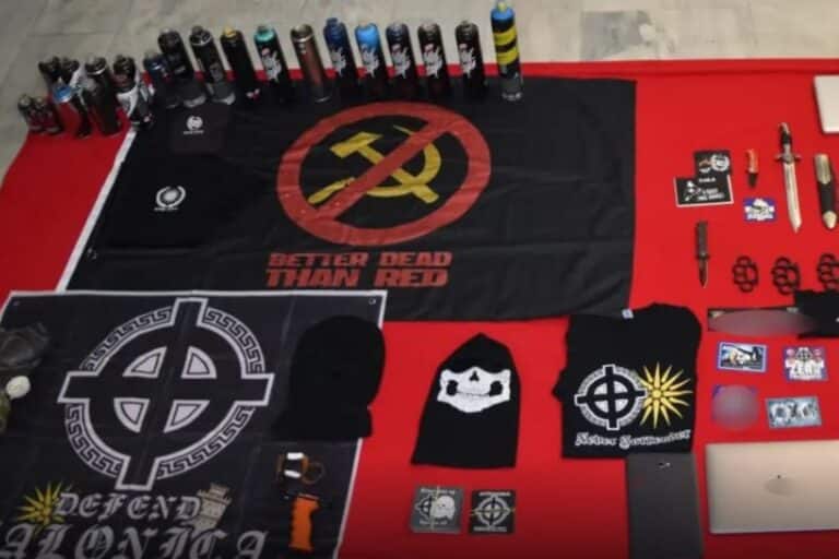 Θεσσαλονίκη: Πώς δρούσε η ακροδεξιά οργάνωση – Βρέθηκαν εθνικιστικά σύμβολά, σπαθί και σιδερογροθιές στα σπίτια των μελών (εικόνες)
