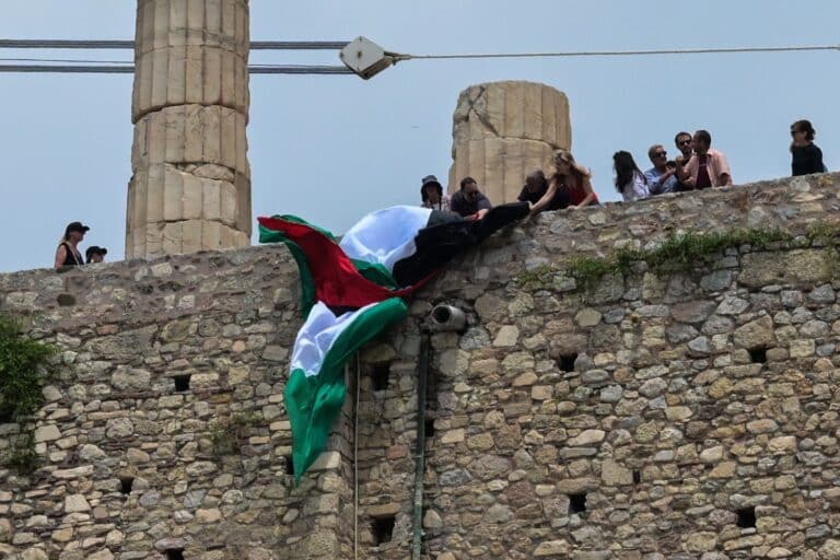 Ελεύθερα τα 15 μέλη της Νέας Αριστεράς που ύψωσαν τη σημαία της Παλαιστίνης στην Ακρόπολη 