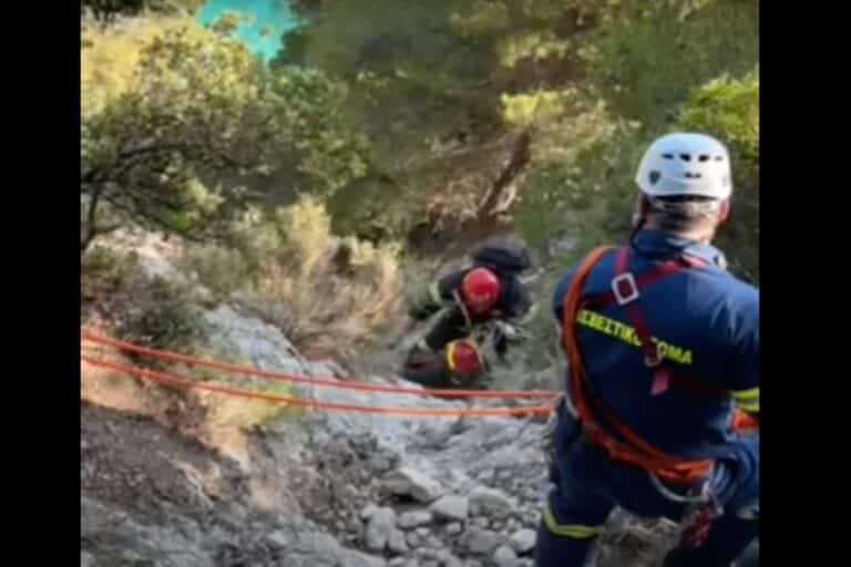 Τουρίστρια έπεσε σε γκρεμό στην Κέρκυρα – Βίντεο-ντοκουμέντο από τη διάσωσή της  