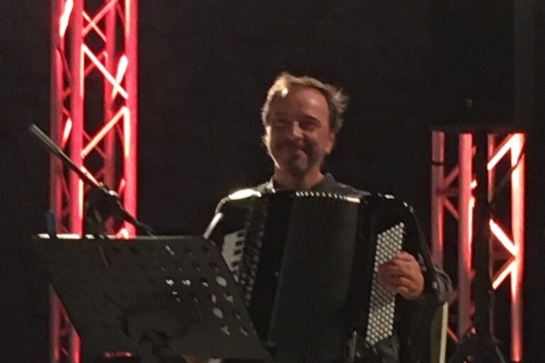 Πέθανε ο δημοφιλής μουσικός Βασίλης Δρογκάρης