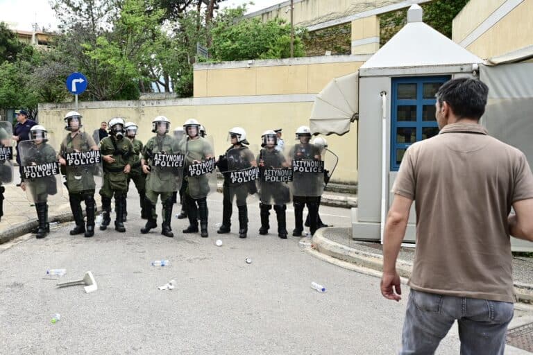 Χάος έξω από το υπουργείο Μεταφορών: Οι ιδιοκτήτες ταξί σκαρφάλωσαν στα κάγκελα και… έφαγαν χημικά από τα ΜΑΤ (βίντεο)