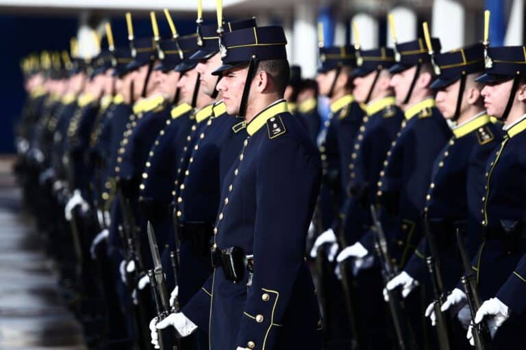 Στρατιωτικές σχολές: Αλλάζουν οι συντελεστές της Ελάχιστης Βάσης Εισαγωγής στις επόμενες Πανελλήνιες – Δείτε το ΦΕΚ