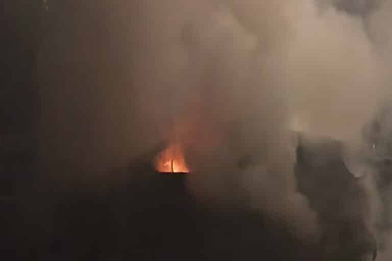 Φωτιά τώρα σε αυτοκίνητο στο Παγκράτι – Επικρατεί κυκλοφοριακό κομφούζιο στην περιοχή (βίντεο)