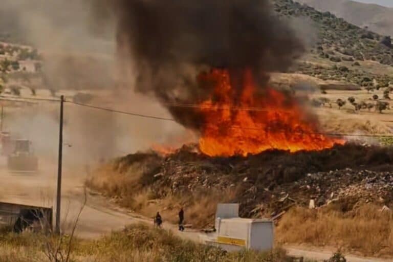 Μήνυμα από το 112 για τη φωτιά στο Μαρκόπουλο: «Παραμείνετε σε εσωτερικούς χώρους»