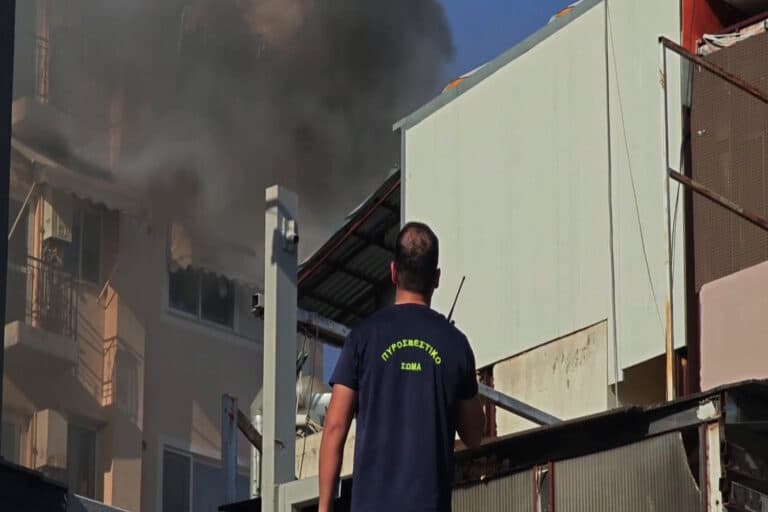 Φωτιά στο Γκάζι: Ξεκίνησε από σύστημα εξαερισμού καταστημάτων εστίασης