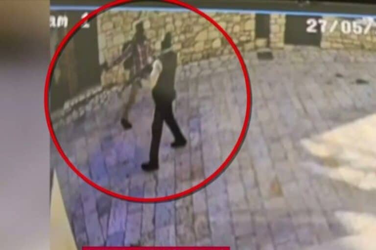 Τρόμος στα ΕΛΤΑ στα Καλάβρυτα: Το συγκλονιστικό βίντεο που δείχνει τους ληστές να σημαδεύουν πολίτες με τα καλάσνικοφ