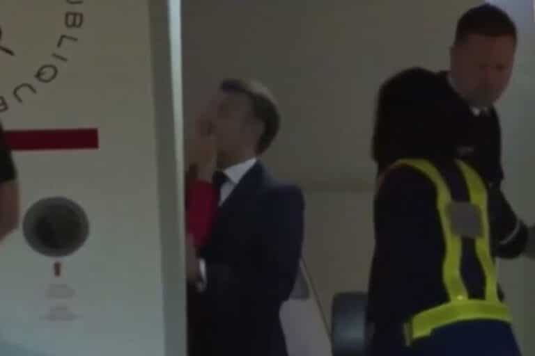 Σάλος στη Γαλλία: Η Μπριζίτ Μακρόν χτύπησε τον Γάλλο Πρόεδρο στο πρόσωπο – Δείτε το βίντεο