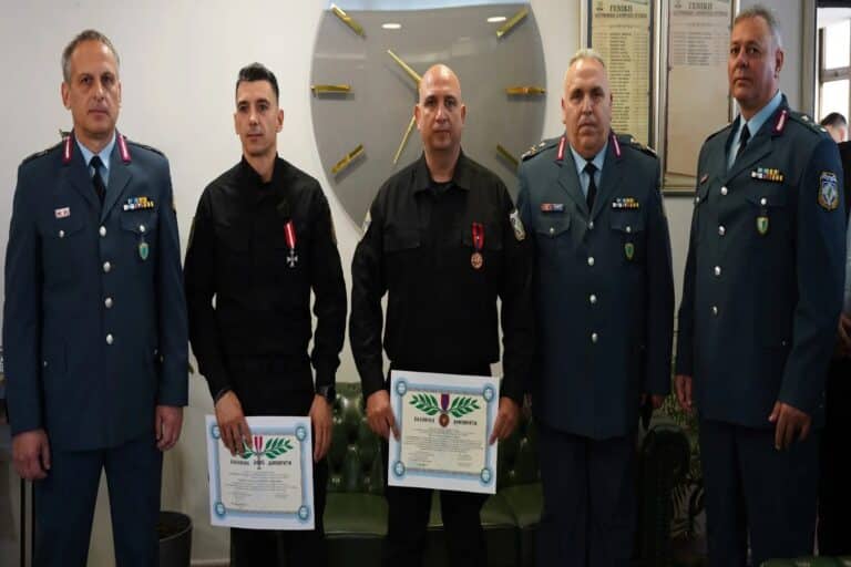 ΕΛ.ΑΣ.: Απονεμήθηκε «Αστυνομικό Αριστείο Ανδραγαθείας» και «Αστυνομικός Σταυρός» σε δύο αστυνομικούς (εικόνες)