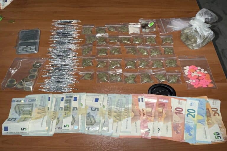 Άγιος Παντελεήμονας: Διακινούσαν ναρκωτικά έξω από σχολείο – Χειροπέδες σε τρία άτομα