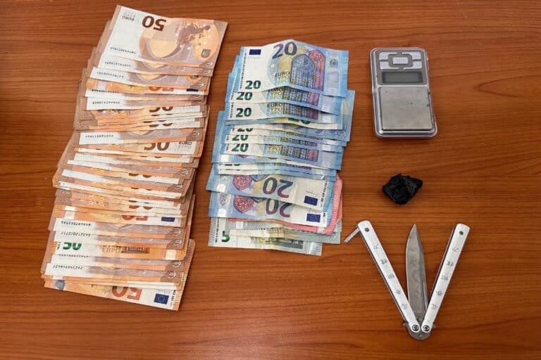 Πετρούπολη: Συνελήφθη 17χρονος με ναρκωτικά και σουγιά