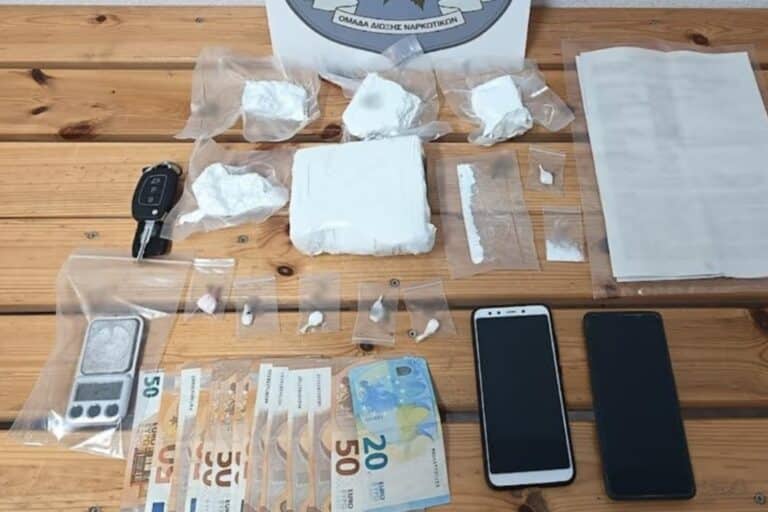 Θεσσαλονίκη: Συνελήφθη 40χρονος για διακίνηση κοκαΐνης – Εντοπίστηκαν πάνω από 870 γραμμάρια ναρκωτικών στην οικία του