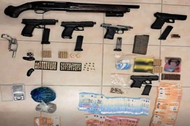 Συνελήφθησαν τέσσερα άτομα για ναρκωτικά και όπλα σε Αχαΐα και Αττική – Ένας από αυτούς αποπειράθηκε να χτυπήσει αστυνομικούς