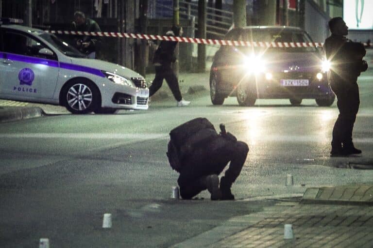 Άνω Λιόσια: Μέλος της Greek Mafia ο στόχος της μαφιόζικης επίθεσης – Τον έσωσε το θωρακισμένο ΙΧ του