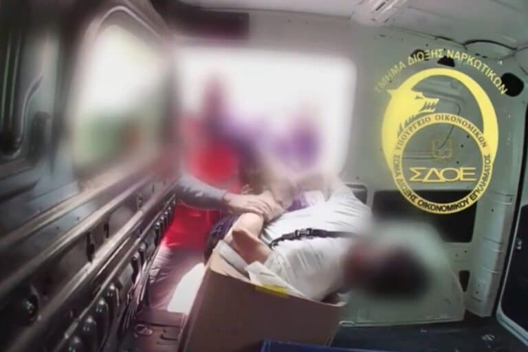 Στέλεχος του ΣΔΟΕ προσποιούμενος τον κούριερ, συνέλαβε 38χρονο που παραλάμβανε δέμα με 2,5 κιλά κάνναβη (βίντεο-ντοκουμέντο)