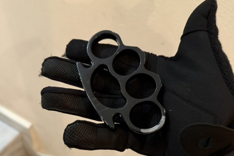 Συνελήφθη 17χρονος με σιδερογροθιά στη Μεταμόρφωση