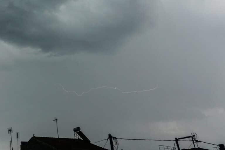 Καιρός σήμερα: Ισχυρές βροχές και σκόνη από την Αφρική – Πέφτει η θερμοκρασία