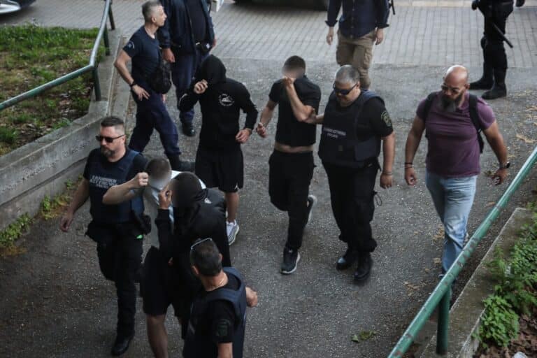 Θεσσαλονίκη: Δίωξη για 13 πράξεις στους 28 συλληφθέντες της ακροδεξιάς οργάνωσης – Παραμένουν υπό κράτηση