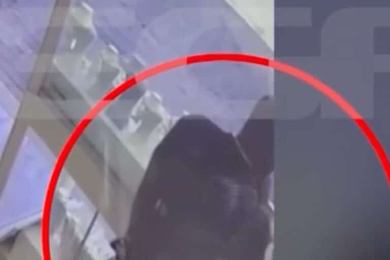 Κρήτη: Βίντεο-ντοκουμέντο από τη στιγμή που τουρίστας αρπάζει κολιέ αξίας 6.000 ευρώ