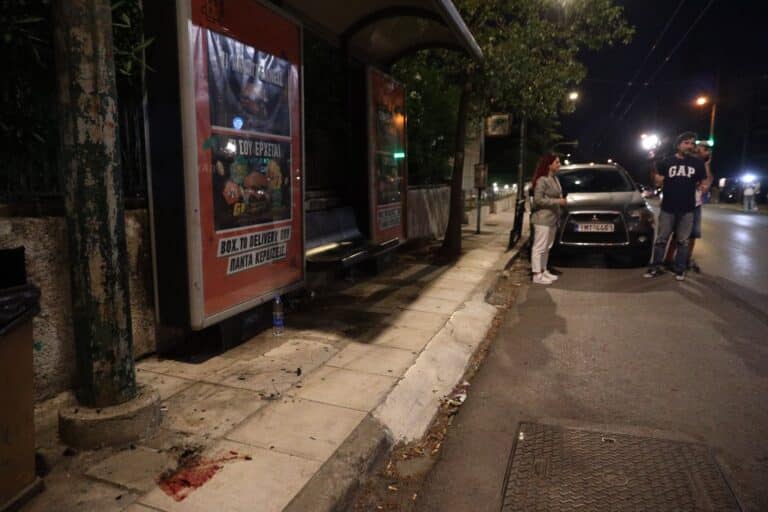 Μυστήριο για το σοκαριστικό τροχαίο στο Χαλάνδρι – Αυτοτραυματίστηκε ο οδηγός του ΙΧ που έπεσε σε στάση λεωφορείου