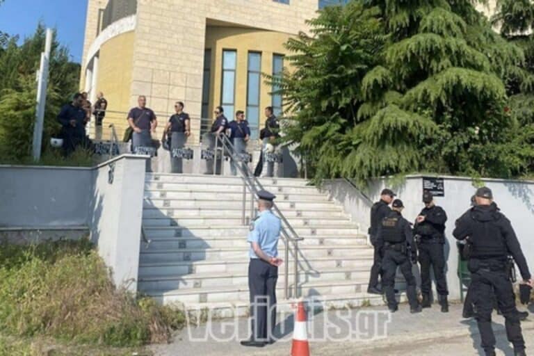 Βέροια: Ισχυρές δυνάμεις της ΕΛ.ΑΣ. στο Δικαστικό Μέγαρο για τη δίκη του αστυνομικού που σκότωσε τον 16χρονο Ρομά