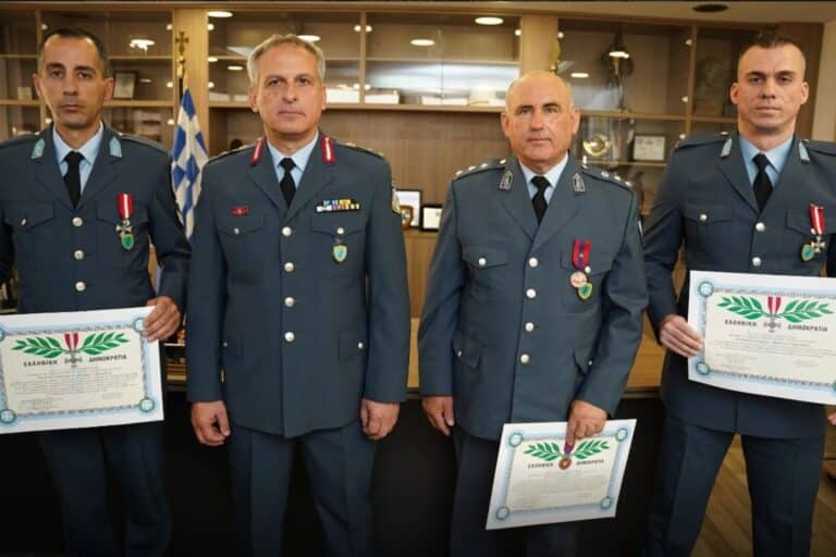 Τρεις αστυνομικοί βραβεύτηκαν για εξαίρετες πράξεις (εικόνες)