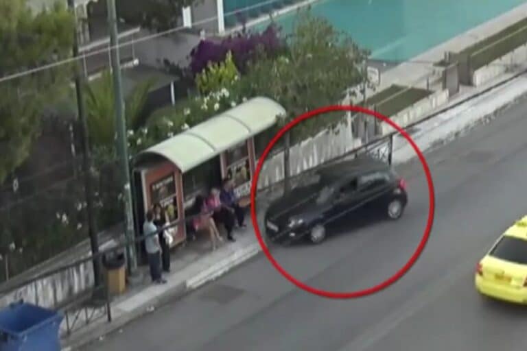 Συγκλονίζει τραυματίας από το τροχαίο στο Χαλάνδρι: «Κοιτούσα για το λεωφορείο και είδα το αμάξι να στρίβει πάνω μας»