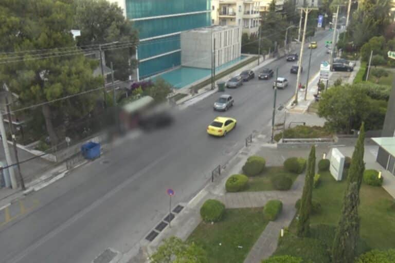 Χαλάνδρι: Η στιγμή που ο 49χρονος πέφτει με το ΙΧ πάνω στη στάση λεωφορείου (βίντεο)