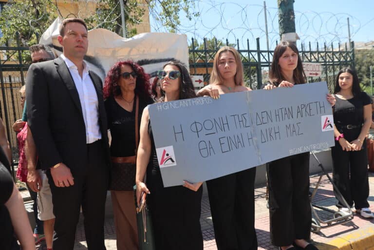 Κυριακή Γρίβα: Απειλές σε δικηγόρο και τεχνικό σύμβουλο πριν τη δίκη – «Καλύτερα να είχε πεθάνει το παιδί μου», λέει η μητέρα του γυναικοκτόνου