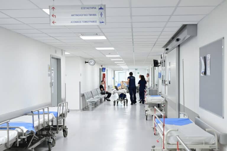 Ηράκλειο: «Πάλευαν 45 λεπτά να επαναφέρουν το παιδί» λέει ο παππούς του 18 μηνών κοριτσιού που πνίγηκε από σουβλάκι