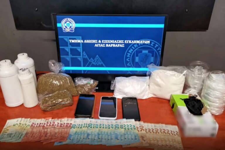 Αγία Βαρβάρα: Γιαγιά, μητέρα και εγγονή «μαγείρευαν» συνθετικά ναρκωτικά στο σπίτι τους – Η οργανωμένη επιχείρηση της ΕΛ.ΑΣ. (βίντεο)