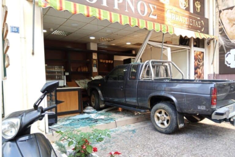 Αγρίνιο: Αγροτικό μπούκαρε σε φούρνο και «κατέβασε» όλη την τζαμαρία – Δείτε βίντεο