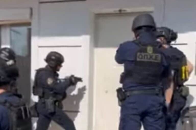 Αστυνομική επιχείρηση στα Άνω Λιόσια – Συνελήφθησαν 17 άτομα για παράνομες δραστηριότητες (βίντεο)