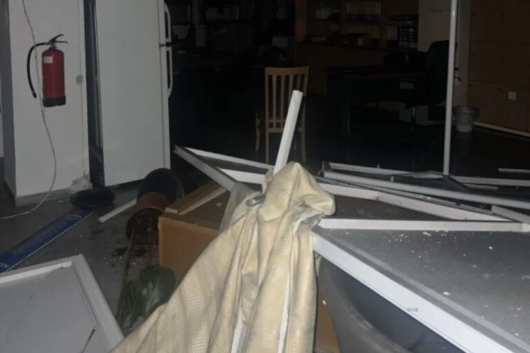 Ηράκλειο: Σοβαρές ζημιές σε Δημοτικό από έκρηξη που σημειώθηκε στην κουζίνα – Κλειστό μέχρι την Πέμπτη το σχολείο