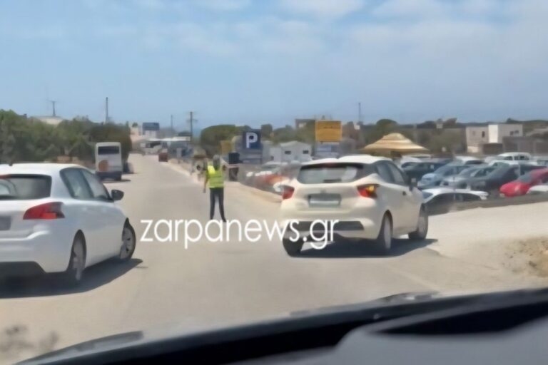 Αστυνομικοί ντύθηκαν τουρίστες και τσάκωσαν παρκαδόρους-«κράχτες» στο Ελαφονήσι (βίντεο)