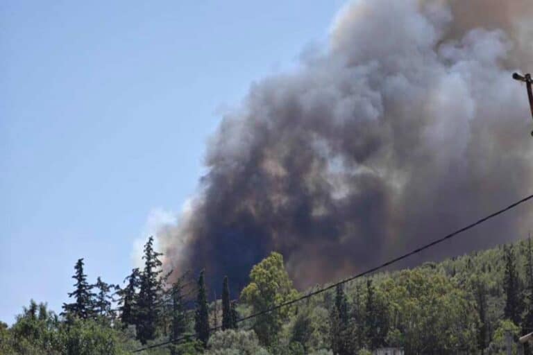 Ανεξέλεγκτη καίει η φωτιά στον Μαραθώνα: Εκκενώνεται το Άνω Σούλι – Έκτακτες κυκλοφοριακές ρυθμίσεις