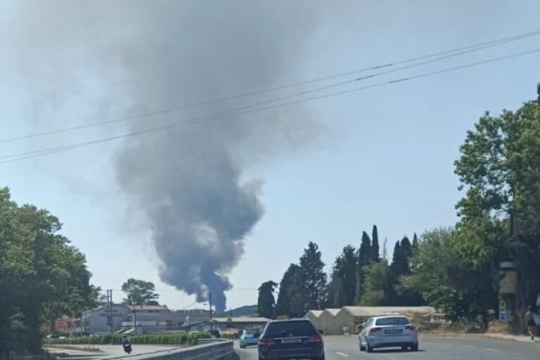 Φωτιά στο Τεμπλόνι της Κέρκυρα – Καίει στο παλιό εργοστάσιο