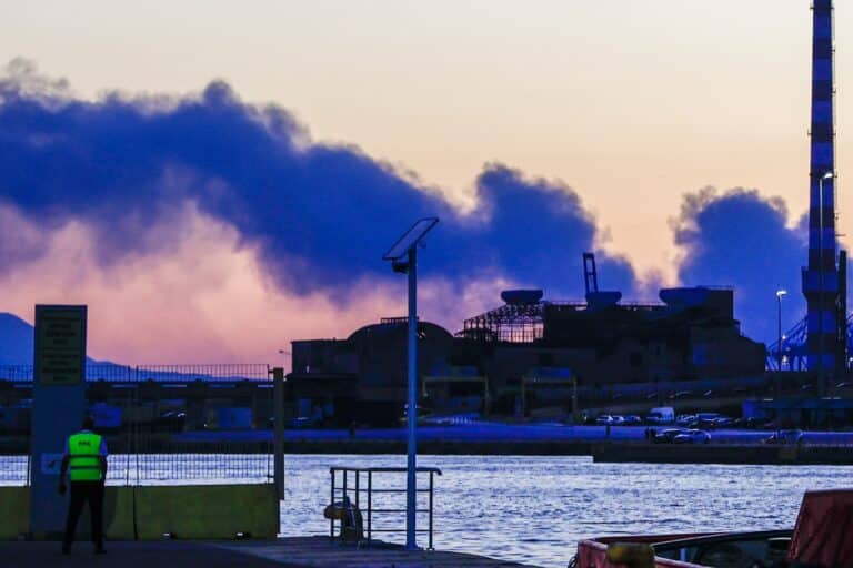 Φωτιά σε εργοστάσιο στα Μέγαρα – Σε εξέλιξη επιχείρηση της Πυροσβεστικής