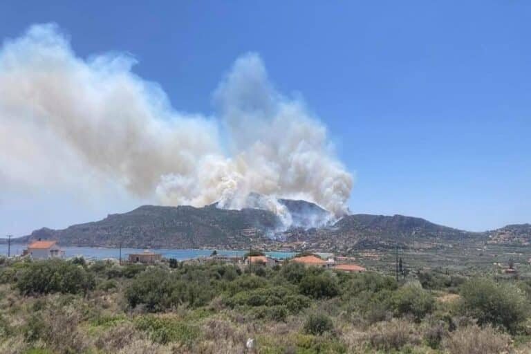 Μεγάλη φωτιά στη Μονεμβασιά: Ήχησε το «112» για εκκένωση των οικισμών Καραβοστάσι και Πλύτρα (βίντεο)
